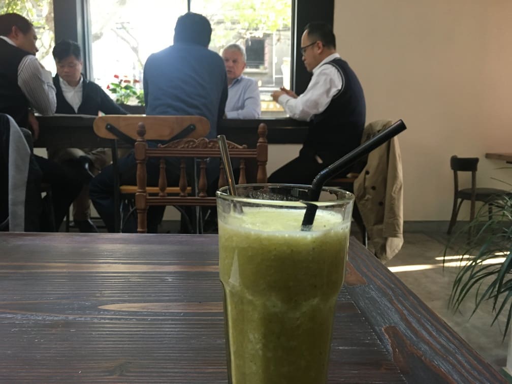 上海の街で商談している社会人